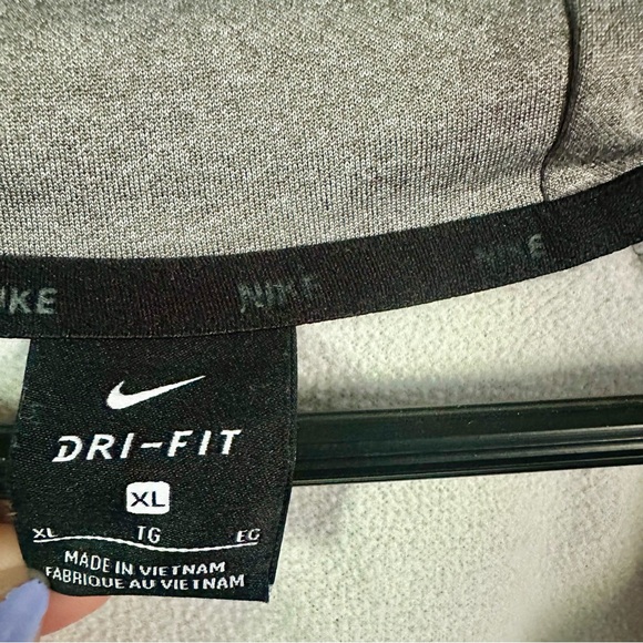 🥂SOLD🥂NIKE Dri-Fit XL Men’s Grey Zip Hooded Jacket - Picture 4 of 7
